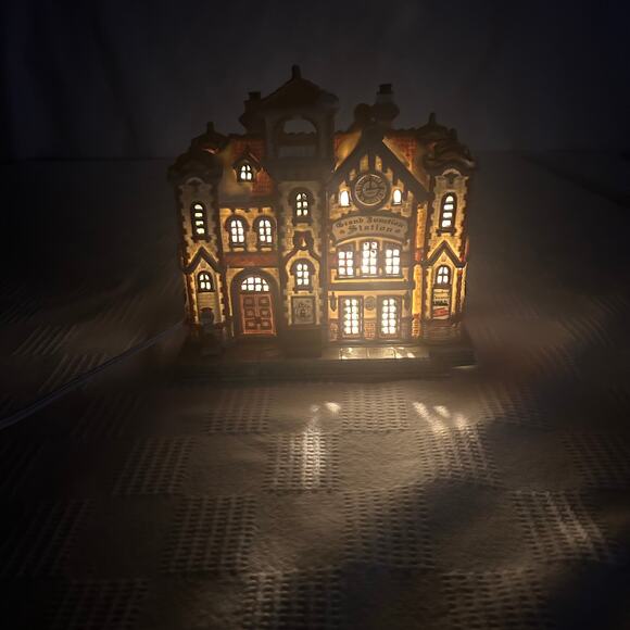 Lemax Caddington Village Grand Junction Station Porcelain Light House Christmas - Picture 10 of 10
